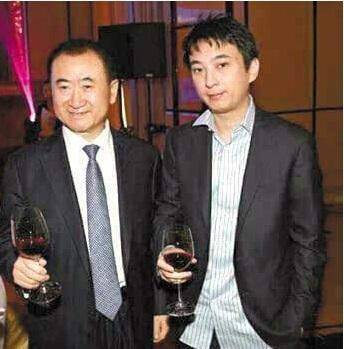 왕젠린 회장과 그의 아들 ‘왕쓰총’에 대해 중국인들은 ‘2왕(王)’이라고 부른다. 그만큼 이들 두 사람이 가진 중국 경제계에서의 막강한 권력을 짐작할 수 있다.(사진: 웨이보)