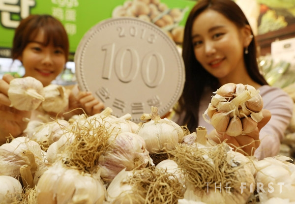 롯데마트, 국내 마늘 농가 지원 위해 소비 촉진 행사 열어...'국산 통마늘 1개에 단 100원!'