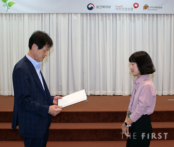 사진=장관상을 수상하는 이혜진 교수(우측)