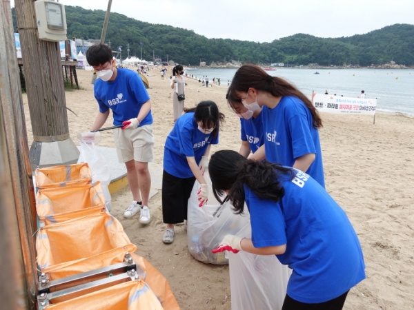 bhc치킨 ‘해바라기 봉사단’, 을왕리해수욕장서 피서지 환경정화 활동 진행