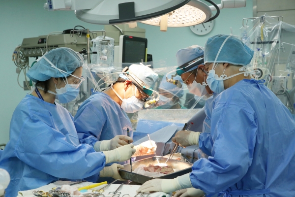 서울아산병원, 코로나19 후유증 멕시코 교민 고국서 폐이식으로 ‘새 삶’  찾아