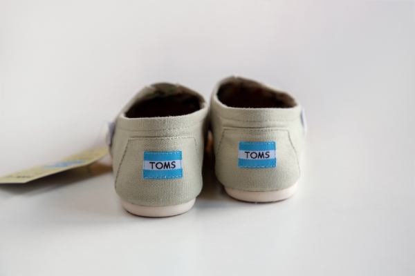 가치 소비의 대명사 탐스슈즈, 신발 한 켤레를 사면 제3세계 어린이에게 한 켤레를 기부하는 것이 이 회사의 비즈니스 모델이다.(사진:The Art of Pics/Shutterstock.com)