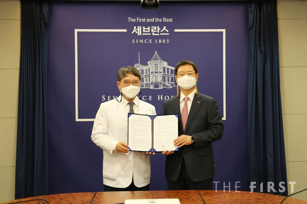 연세의료원 대외협력처장 구성욱 교수(왼쪽)와 일동제약 윤웅섭 대표가 협약서 서명 후 기념 촬영을 하고 있다.