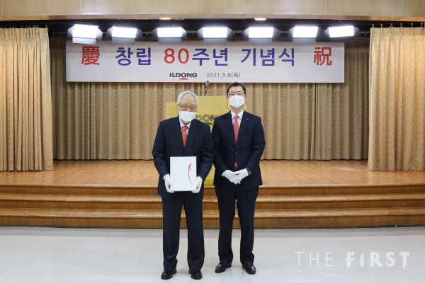 윤원영 일동홀딩스 회장(왼쪽)과 윤웅섭 일동제약 사장이 ‘일동제약그룹 80년사’를 들고 기념 촬영을 하고 있다.
