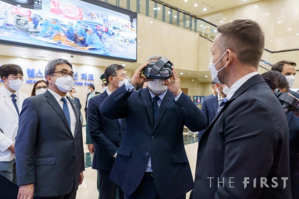 콜롬비아 대통령(가운데)이 헤드셋을 착용하고 분당서울대병원의 의료진 VR 수술교육 컨텐츠를 체험하고 있다.
