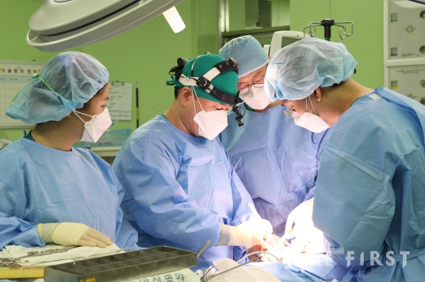 서울아산병원 유방외과 고범석 교수(왼쪽 두번째)가 유방암 수술을 집도하고 있다.