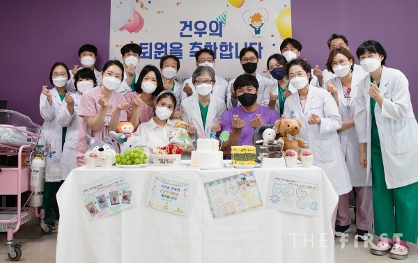 ▲서울아산병원 어린이병원 신생아팀이 건우의 퇴원을 축하하고 있다.