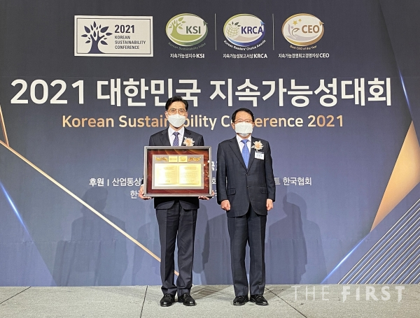 (왼쪽) 진재승 대표가 지속가능경영 최고경영자상에서 대한민국 지속가능경영 최고경영자상을 수상했다.