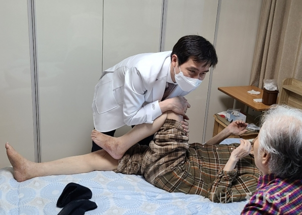 ▲안산자생한방병원 박종훈 병원장이 애국지사 자택을 방문해 근골격계 질환을 치료하고 있다.