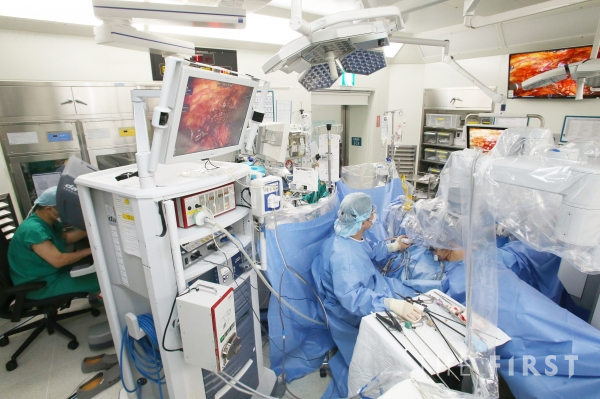 서울아산병원, 연간 로봇수술 암, 심장, 장기이식 등 중증 질환 총 4,370여 건…2020년 대비 지난해 1.5배 증가