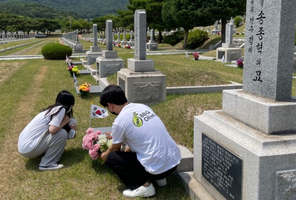 BBQ 올리버스, 호국보훈의 달 맞아 국립대전현충원 묘역 정화활동 진행