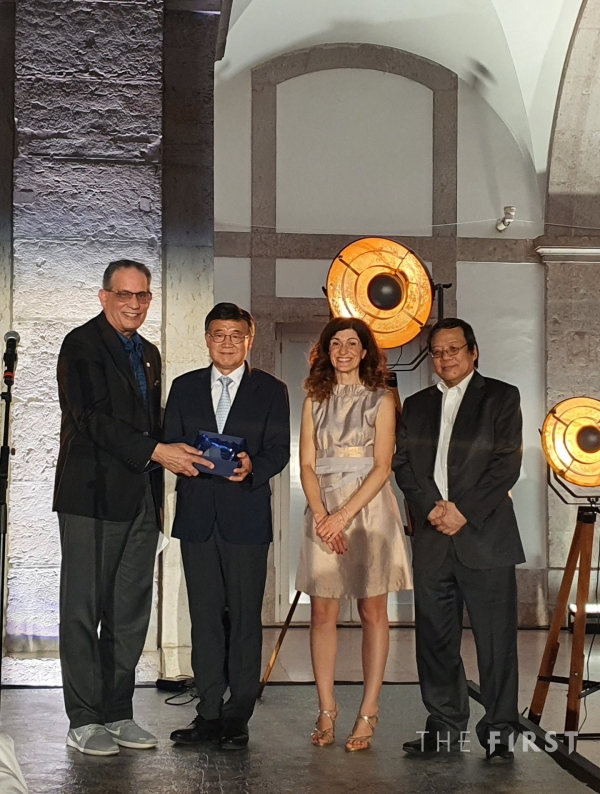 강남세브란스병원 재활의학과 강성웅 교수(좌측에서 두 번째)가 지난 6일 국제재활의학회(ISPRM) 제16회 세계학술대회에서 국제교육 봉사 공로상(Haim Ring Memorial Award)을 수상했다.