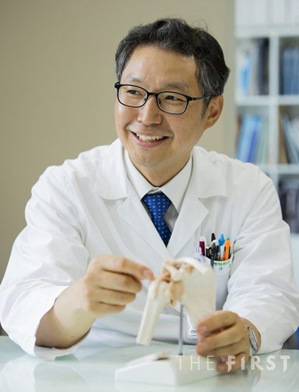 가톨릭대 인천성모병원 정형외과 이상욱 교수가 어깨관절 구조에 대해 설명하고 있다.