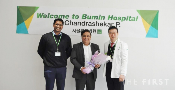 좌측부터 서울부민병원 방문한 Dr. 압히지트 라빈드라(연수의), Dr. 찬드라쉐커 P. (사카월드병원 정형외과 과장), 하용찬 진료부원장.