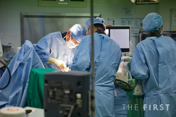 경희대치과병원 구강악안면외과 이정우 교수의 구강암 환자 대상 미세수술을 시행하고 있는 모습