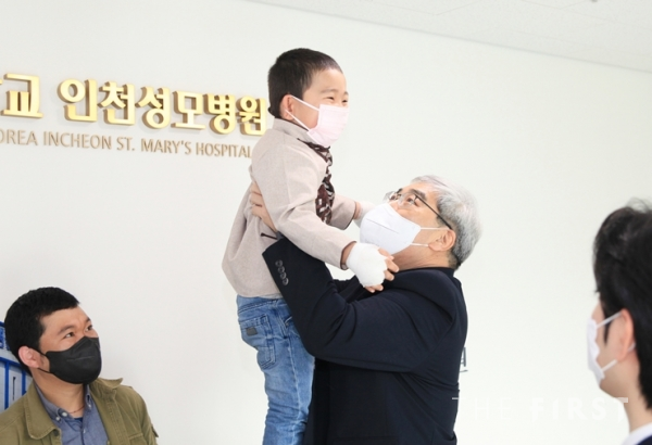 홍승모 인천성모병원장이 소드작크할단 군을 번쩍 안아 올려 빠른 쾌유를 기원했다.