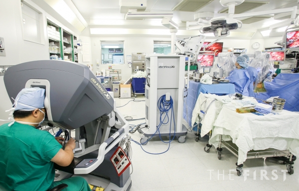 김용희 서울아산병원 흉부외과 교수(왼쪽 첫 번째)가 흉곽출구증후군 환자를 로봇수술로 치료하고 있다.
