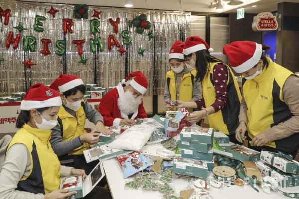 오비맥주 임직원들이 전국 행복도서관 아동들에 성탄선물을 제작하고 있다.