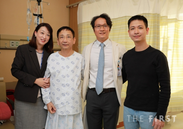 서울성모병원 비뇨의학과 홍성후 교수가 하대정맥혈전 동반 신장암을 앓았던 베트남 환자 레 쟝반(Giang Van Le, 63·남)씨의 퇴원을 앞두고 환자 가족, 국제진료센터 코디네이터와 함께 기념촬영을 했다.
