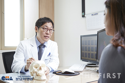 분당 차병원 신경외과 김주평 교수가 진료를 보고 있다.