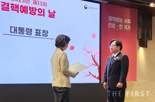 이성순 일산백병원 호흡기내과 교수(오른쪽)가 3월 24일 열린 '결핵 예방의 날 행사'에서 지영미 질병관리청장으로부터 대통령 표창을 받았다.