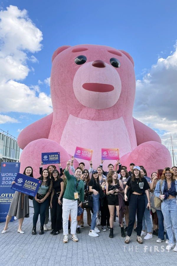 롯데가 지난해 9월 미국 뉴욕에서 열린 '롯데-대한민국 브랜드 엑스포' 행사에서 '어메이징 벨리곰'과 함께 '2030 부산세계박람회' 유치 지원 활동을 펼치는 모습