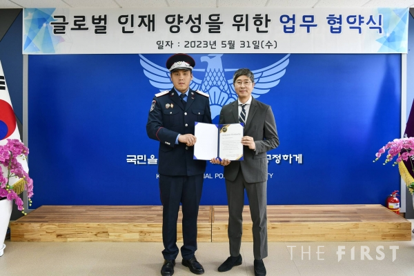 안홍필 KT&G장학재단 사무국장(오른쪽)이 경찰대학교 재학생 대표(왼쪽)에게 장학증서를 수여하는 모습