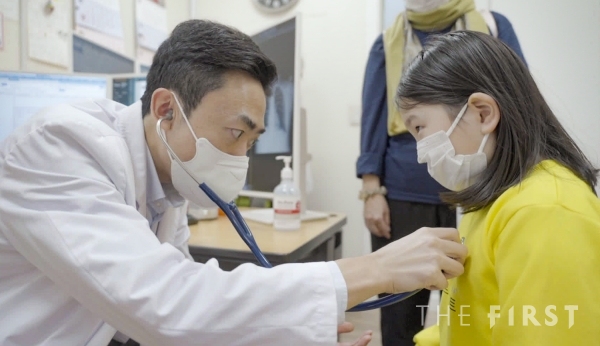 이주성 교수(좌측)가 몽골 환아 초크자야 나랑무크 양(우측)을 진료하고 있다.