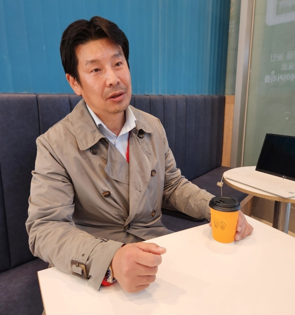 기자와 인터뷰 중인 김창열 대표