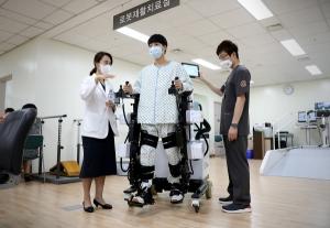 [Health& Dr.]  ‘뇌졸중·파킨슨병·척수손상 마비환자’ 로봇보조 보행치료 통해 보행기능 2.2배·균형감각 1.2배 향상