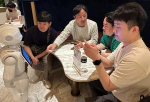 LG유플러스 직원들, 일본 서비스 로봇 벤치마킹 나서
