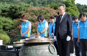 신한은행, 국군의 날 맞아 국립서울현충원 묘역 정비 봉사활동 전개